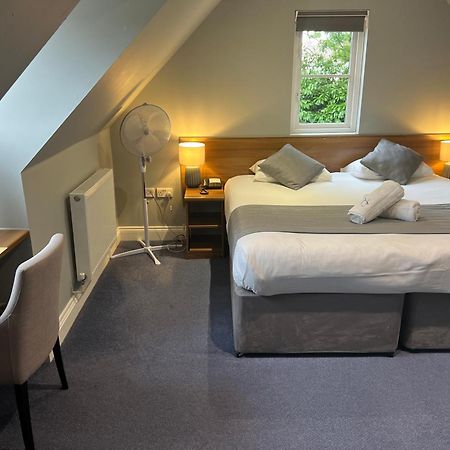 Corner House Hotel Gatwick With Bookable Holiday Parking Horley Ngoại thất bức ảnh