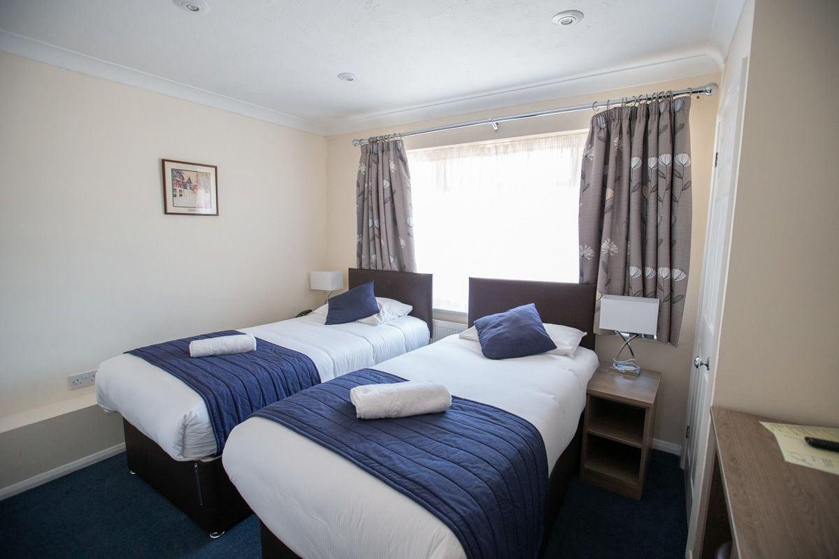 Corner House Hotel Gatwick With Bookable Holiday Parking Horley Ngoại thất bức ảnh