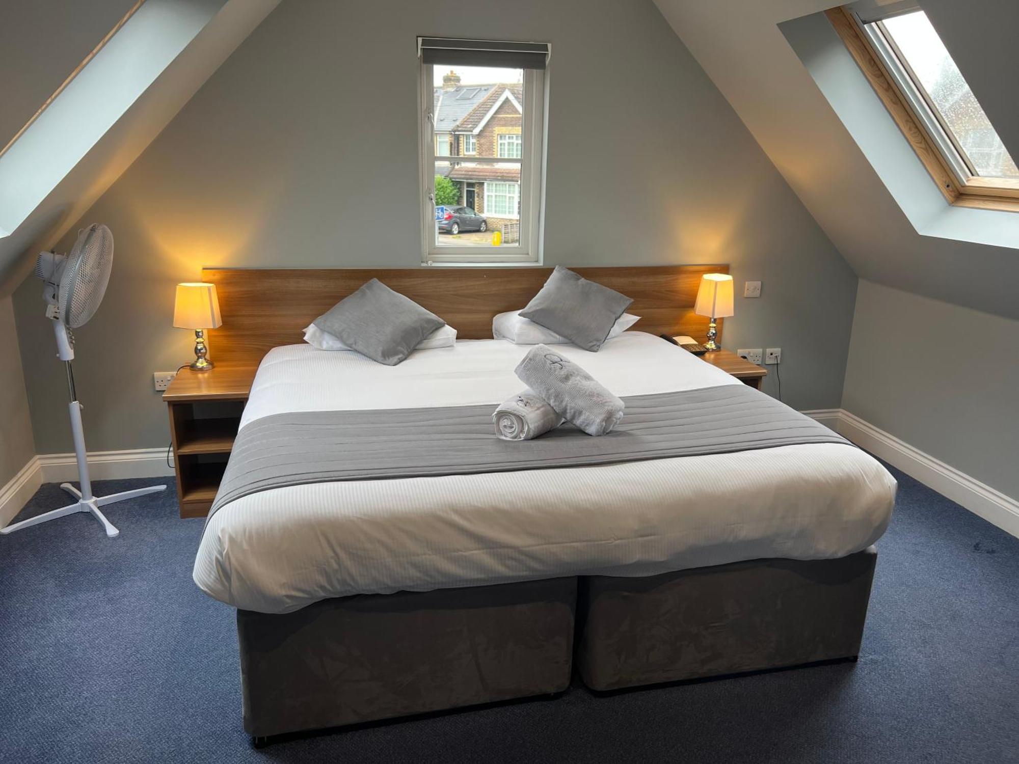 Corner House Hotel Gatwick With Bookable Holiday Parking Horley Ngoại thất bức ảnh