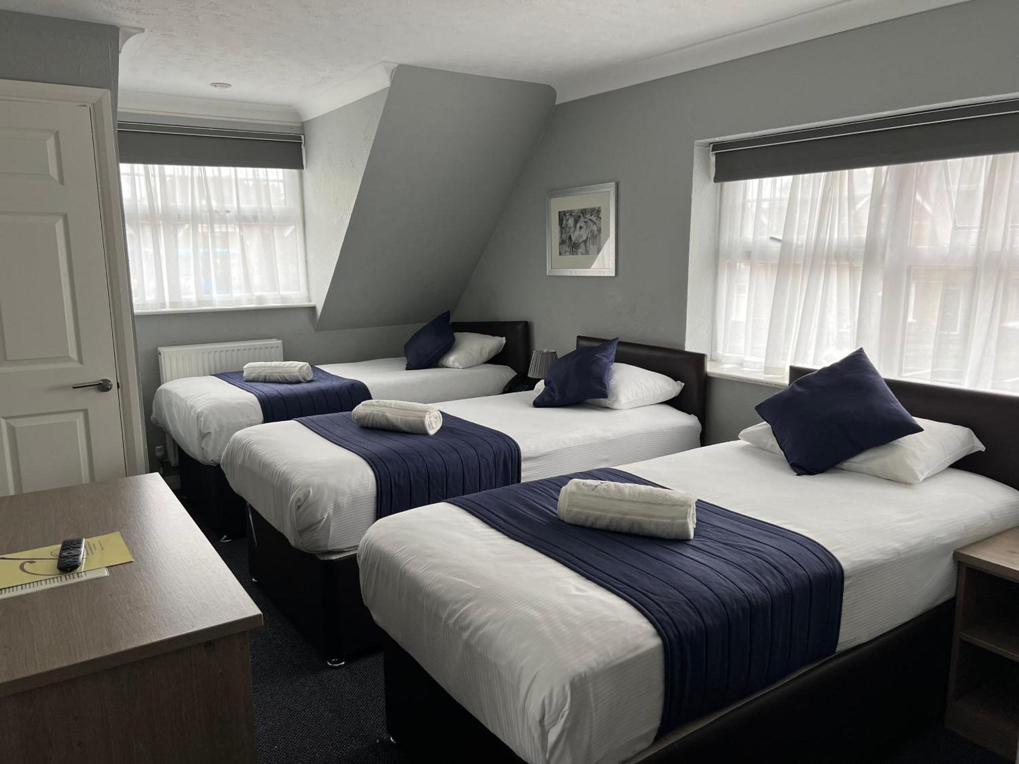 Corner House Hotel Gatwick With Bookable Holiday Parking Horley Ngoại thất bức ảnh