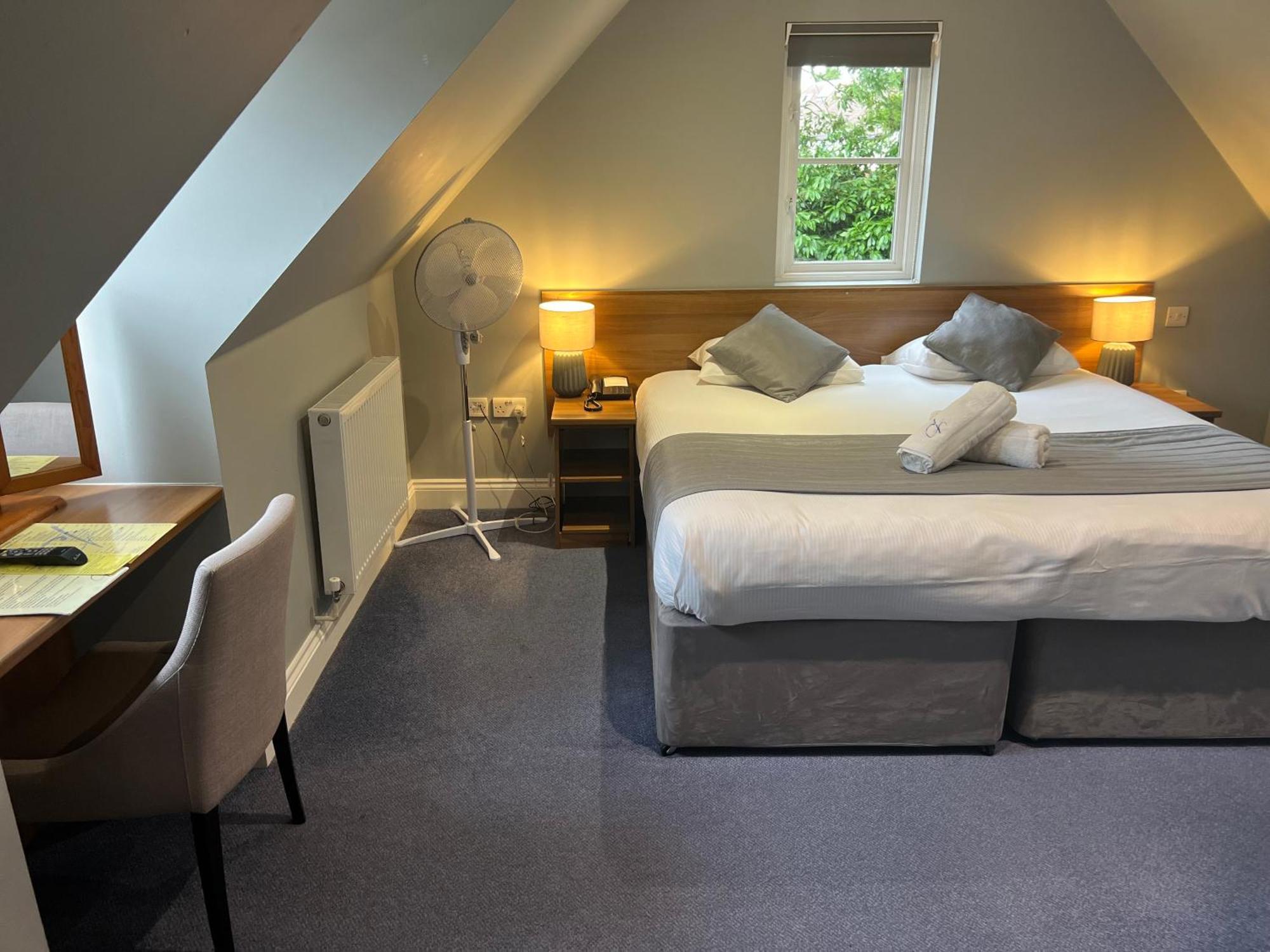 Corner House Hotel Gatwick With Bookable Holiday Parking Horley Ngoại thất bức ảnh