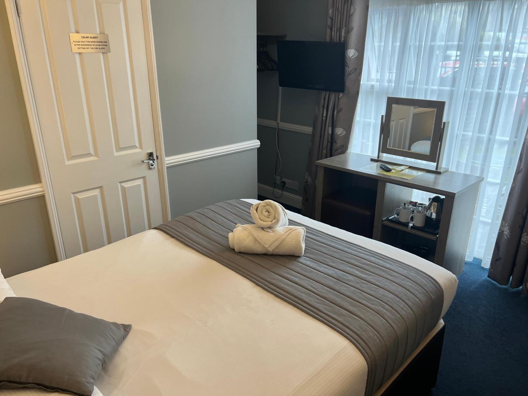 Corner House Hotel Gatwick With Bookable Holiday Parking Horley Ngoại thất bức ảnh