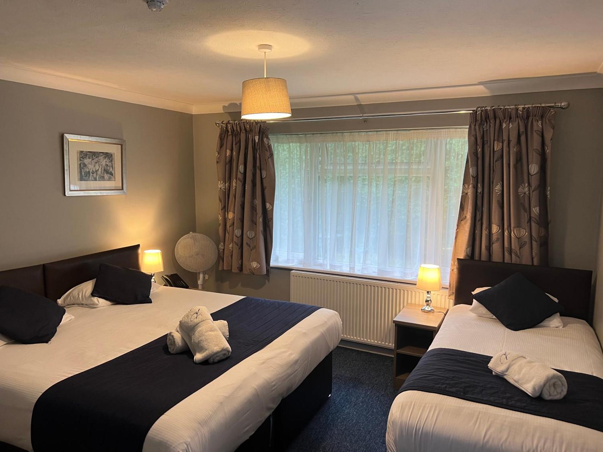 Corner House Hotel Gatwick With Bookable Holiday Parking Horley Ngoại thất bức ảnh