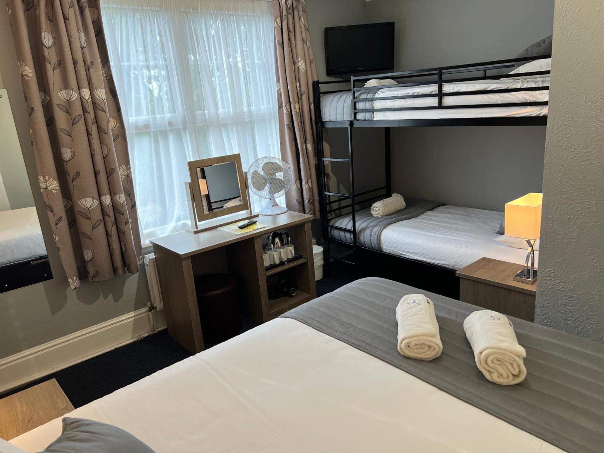 Corner House Hotel Gatwick With Bookable Holiday Parking Horley Ngoại thất bức ảnh