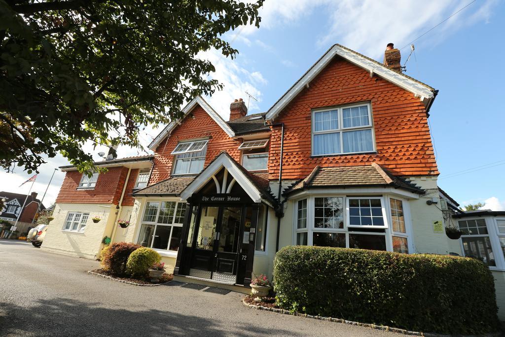 Corner House Hotel Gatwick With Bookable Holiday Parking Horley Ngoại thất bức ảnh