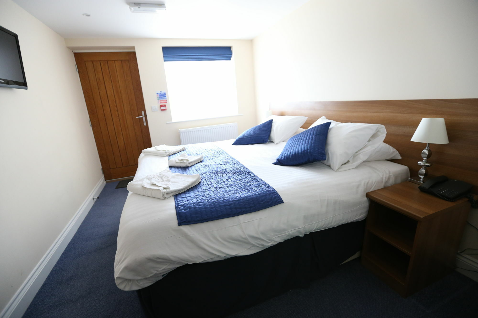 Corner House Hotel Gatwick With Bookable Holiday Parking Horley Ngoại thất bức ảnh