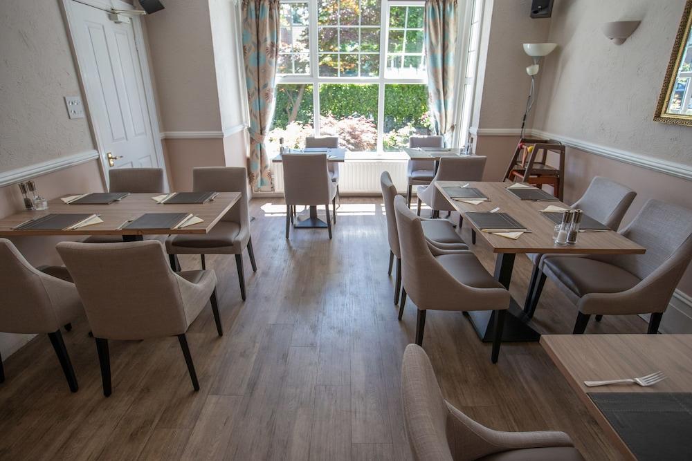 Corner House Hotel Gatwick With Bookable Holiday Parking Horley Ngoại thất bức ảnh